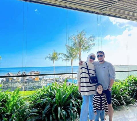 Terbaru, Dian Pelangi bersama keluarga kecilnya sedang menikmati momen liburan di Bali. Dian Pelangi bersama sang suami, Sandy Nasution serta sang anak, Rumi.
