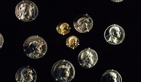 Di sekitar 1200 SM, uang primitif mulai digunakan.