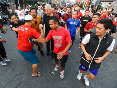 FOTO: Potret Kebersamaan Ganjar dan Gibran Saat Blusukan di Pasar Citeureup Bogor