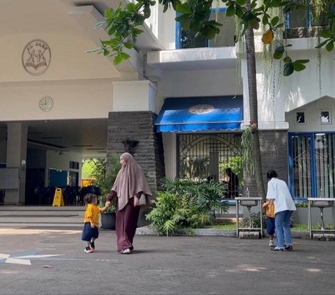 Potret Terbaru Zaskia Adya Mecca Tampil Berbusana Syar'i, Akui Nyaman Usai Pulang Haji