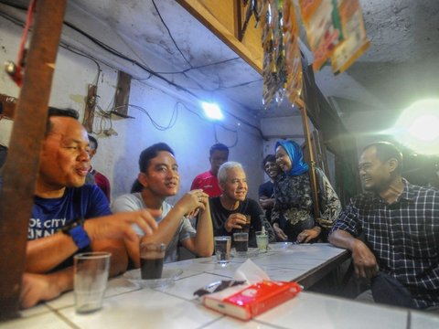 FOTO: Potret Kebersamaan Ganjar dan Gibran Saat Blusukan di Pasar Citeureup Bogor