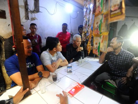 FOTO: Potret Kebersamaan Ganjar dan Gibran Saat Blusukan di Pasar Citeureup Bogor