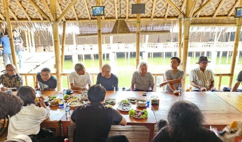 Politikus senior PDIP Panda Nababan dan Wali Kota Solo Gibran Rakabuming Raka mendampingi bacapres Ganjar Pranowo, blusukan di Citeureup, Bogor (22/7). Panda dan Gibran tampak akrab.