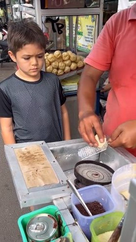 Seperti yang diketahui, El tumbuh menjadi anak yang pintar dan tampan. Belakangan El menjadi sorotan lantaran kegemarannya membeli jajanan kaki lima, seperti saat membeli kue leker di tepi jalanan.