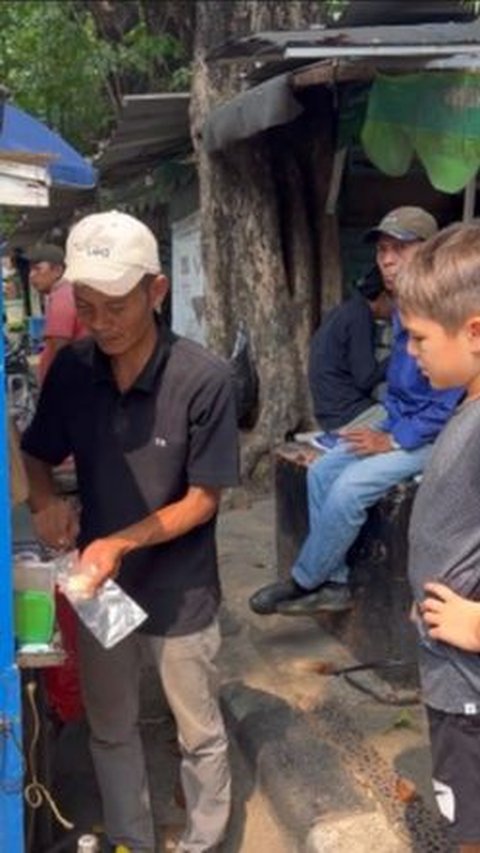 Dalam unggahan lainnya, terlihat momen ketika El membeli cimol di pinggir jalan. Saat itu, El membeli 2 bungkus cimol masing-masing dengan harga Rp5 ribu dan Rp10 ribu.