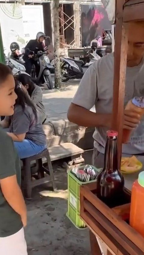 El juga terlihat membeli mie ayam bakso. Saat itu, orang-orang di sekitar yang membeli mie ayam tampak pangling dengan aksi kakak dari Don Azaiah Jan Verhaag ini.