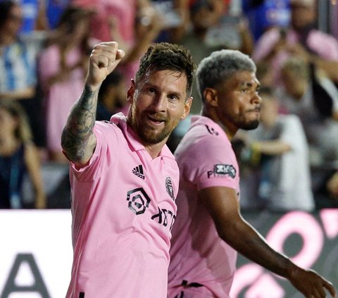 Pesepakbola Argentina, Lionel Messi memperlihatkan penampilan gemilang saat melakoni laga perdananya bersama Inter Miami pada Sabtu, 22 Juli 2023. <br /><br />Ini menjadi debut manis bagi Messi. Pasalnya, sang megabintang itu berhasil membawa Inter Miami menang saat menghadapi Cruz Azul dalam ajang Leagues Cup di Fort Lauderdale, Florida, Amerika Serikat.