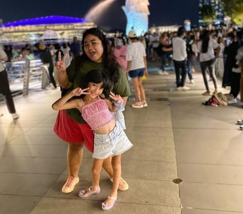 Potret Salma Anak Rio Dewanto dan Atiqah Hasiholan di Singapura, Makin Cantik dan Menggemaskan