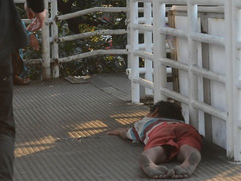 FOTO: Potret Miris Anak Jalanan Tidur di JPO
