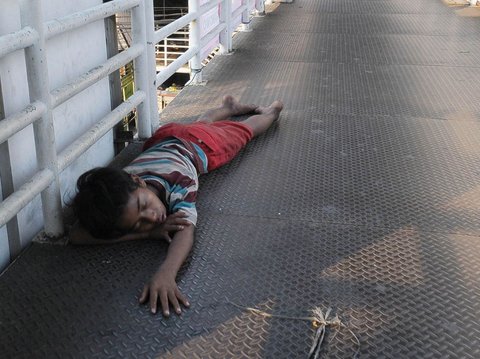 FOTO: Potret Miris Anak Jalanan Tidur di JPO