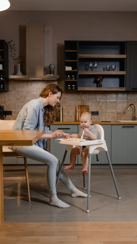 “Untuk mendukung tumbuh kembang optimal serta mencapai berat badan anak yang sehat, orang tua berperan penting untuk memperhatikan pola makan pada anak serta variasi makanan yang akan sajikan kepada anak. Hal lain yang paling penting dilakukan orang tua adalah segera berkonsultasi dengan dokter, sebab, masalah ini bisa jadi bagian dari masalah lain yang lebih besar sehingga anak terancam mengalami malnutrisi atau defisiensi nutrisi yang berdampak pada tumbuh kembangnya,” tutup dr. Bernie.