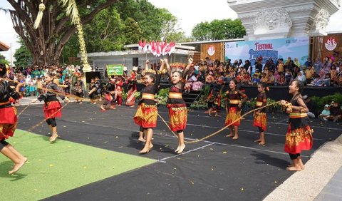 Ada yang menampilkan permainan jaran kepang, engklek, bedil-bedilan, congklak, tarik tambang dan lain sebagainya. Dipadu dengan gerak teatrikal dan musik dari beragam tetabuhan sederhana.