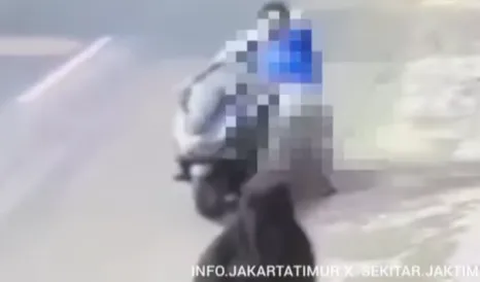 Tampak, korban yang mengenakan kerudung biru berjalan kaki seorang diri. Dari arah berlawanan melaju pengendara motor yang sedang berboncengan. Pemotor langsung menghantam emak-emak hingga jatuh terjungkal.