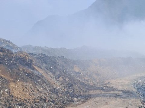 Warga Tutup Akses ke TPAS Pasirbajing yang Kebakaran, Sampah di Perkotaan Garut Menumpuk