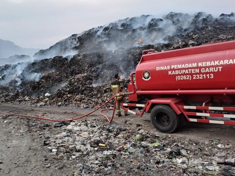 Warga Tutup Akses ke TPAS Pasirbajing yang Kebakaran, Sampah di Perkotaan Garut Menumpuk