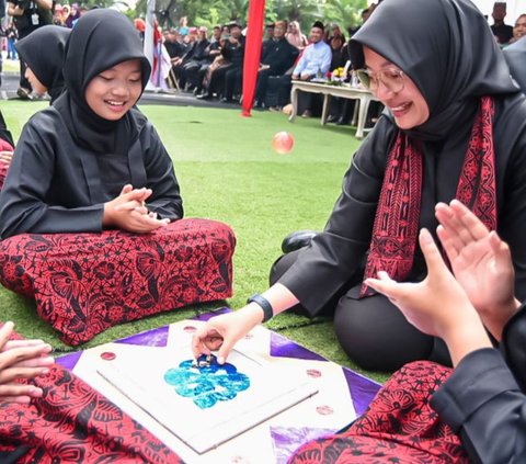Hari Anak Nasional (HAN) yang jatuh setiap 23 Juli, diperingati dengan cara seru di Banyuwangi. Ribuan anak bermain bersama di Taman Blambangan dalam tajuk Festival Permainan Tradisional, Sabtu (22/7/2023).