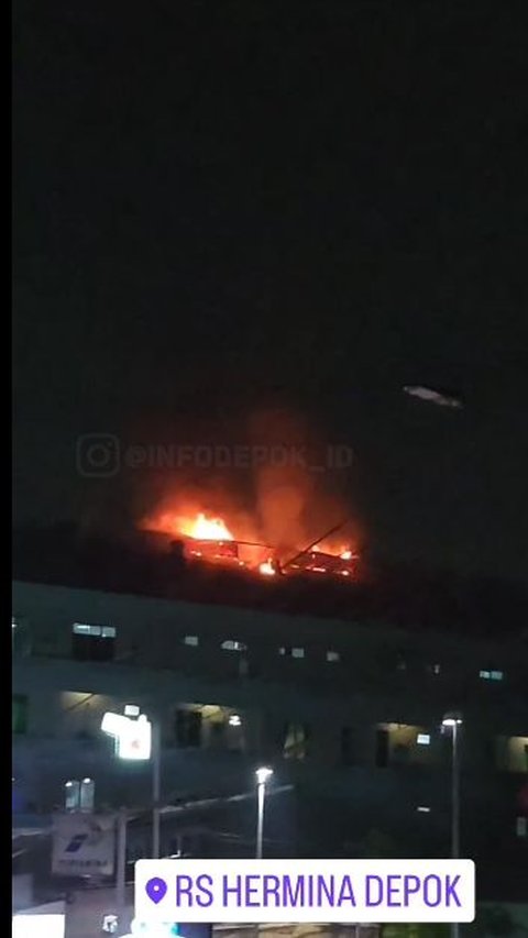 Sebelumnya, Rumah Sakit Hermina Depok terbakar, Sabtu (22/7) malam. Api tampak menyala di bagian atas gedung rumah sakit. Para pasien pun terpaksa dievakuasi ke luar gedung.