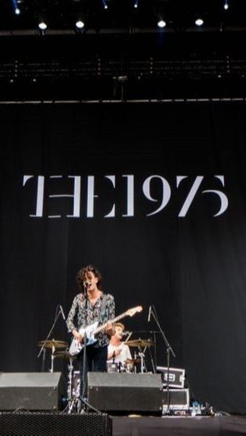 Polisi Selidiki Ciuman Sesama Jenis Vokalis dan Bassis The 1975 saat Konser di Malaysia