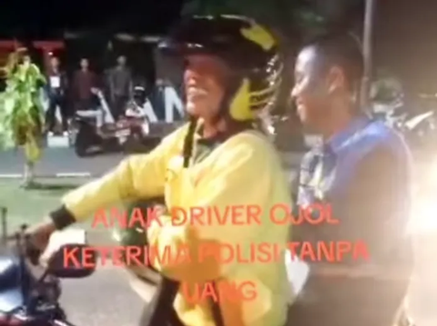 Driver Ojol Kegirangan Anaknya Masuk Polisi