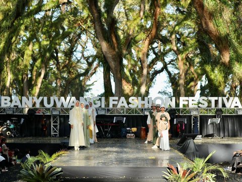 Berlatar Hutan De Djawatan, Banyuwangi Hadirkan Fashion Show yang Menyatu dengan Alam