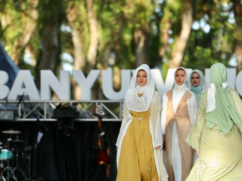 Berlatar Hutan De Djawatan, Banyuwangi Hadirkan Fashion Show yang Menyatu dengan Alam