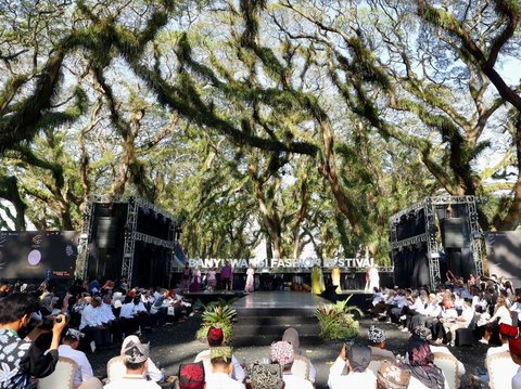 Berlatar Hutan De Djawatan, Banyuwangi Hadirkan Fashion Show yang Menyatu dengan Alam