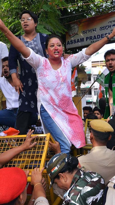 FOTO: Aksi Perempuan India Protes Kasus Wanita Ditelanjangi dan Diperkosa Massal di Manipur