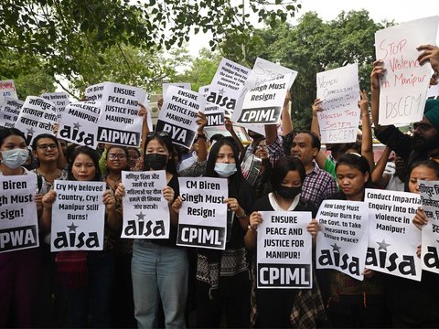 FOTO: Aksi Perempuan India Protes Kasus Wanita Ditelanjangi dan Diperkosa Massal di Manipur