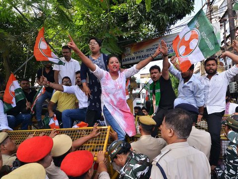 FOTO: Aksi Perempuan India Protes Kasus Wanita Ditelanjangi dan Diperkosa Massal di Manipur