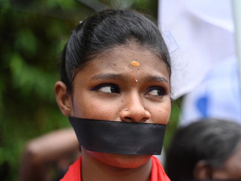 FOTO: Aksi Perempuan India Protes Kasus Wanita Ditelanjangi dan Diperkosa Massal di Manipur