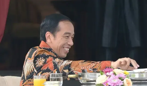 Jokowi menyampaikan komitmen pemerintah untuk memperbaiki dan mempercepat perbaikan jalan rusak. Khususnya, jalan-jalan provinsi, kabupaten, kota di seluruh Indonesia.