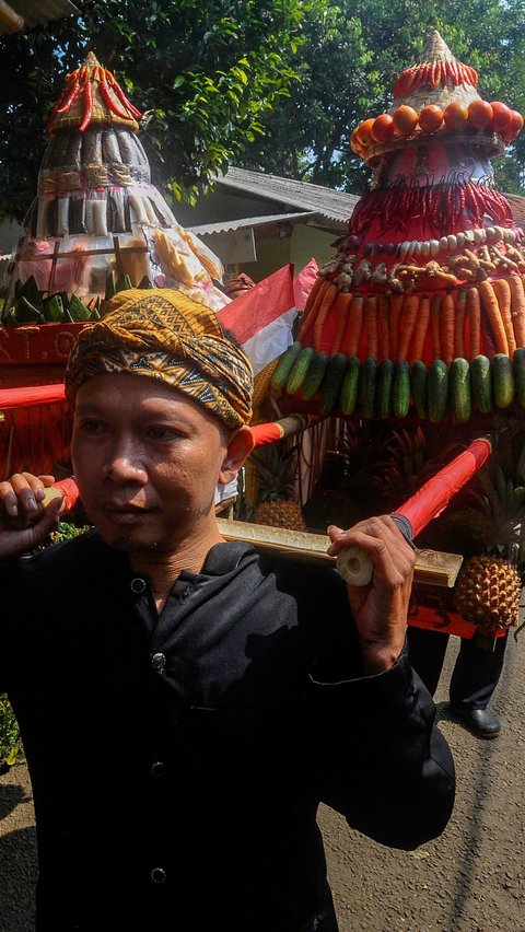 FOTO: Tradisi Sedekah Bumi, Ratusan Warga di Bogor Berebut Gunungan Hasil Panen