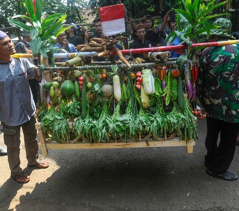 Warga Lembur Sawah, Mulyaharja, Bogor, menggelar tradisi sedekah bumi pada Minggu, 23 Juli 2023.<br /><br />Tradisi ini dilakukan sebagai wujud syukur kepada Tuhan YME atas berkah dan karunianya dalam bentuk melimpahnya hasil panen.