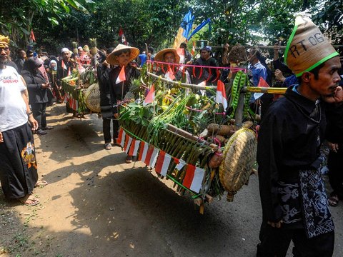 FOTO: Tradisi Sedekah Bumi, Ratusan Warga di Bogor Berebut Gunungan Hasil Panen