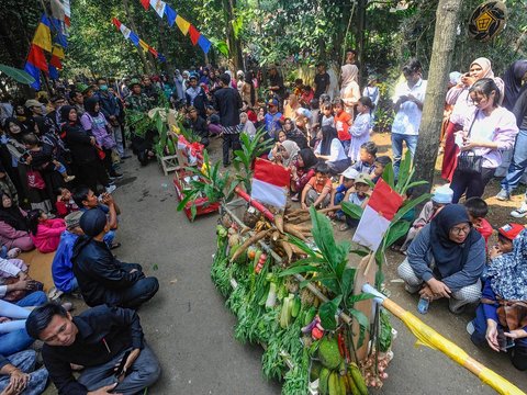 FOTO: Tradisi Sedekah Bumi, Ratusan Warga di Bogor Berebut Gunungan Hasil Panen