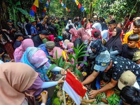 FOTO: Tradisi Sedekah Bumi, Ratusan Warga di Bogor Berebut Gunungan Hasil Panen