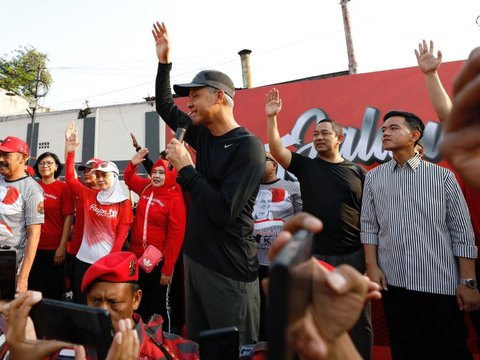 Dampingi Ganjar di Solo, Gibran Berbaju Garis Hitam Putih