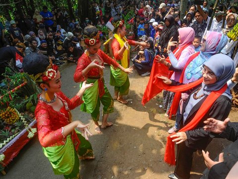 FOTO: Tradisi Sedekah Bumi, Ratusan Warga di Bogor Berebut Gunungan Hasil Panen