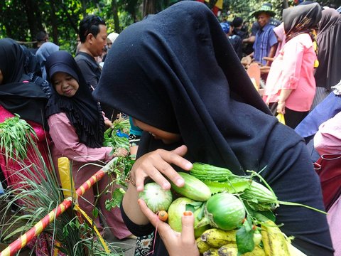 FOTO: Tradisi Sedekah Bumi, Ratusan Warga di Bogor Berebut Gunungan Hasil Panen