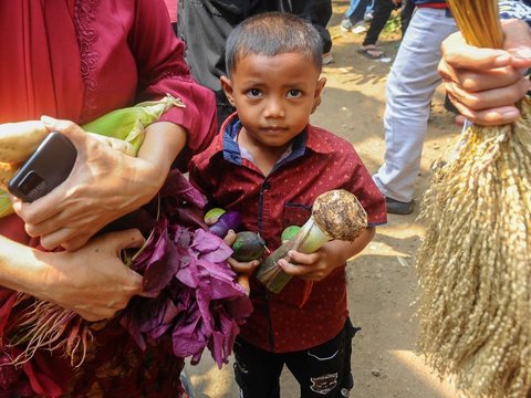 FOTO: Tradisi Sedekah Bumi, Ratusan Warga di Bogor Berebut Gunungan Hasil Panen