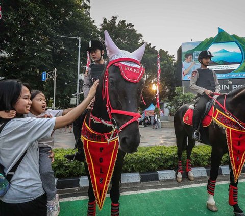 Sejumlah polisi berkuda hadir di kawasan Car Free Day, Bundaran HI, Jakarta, pada Minggu (23/7/2023). Selain sebagai upaya pengamanan, kehadiran polisi berkuda ini sekaligus menyapa para pengunjung CFD.