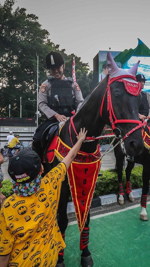 Kehadiran polisi berkuda ini menarik perhatian para pengunjung CFD, utamanya anak-anak.