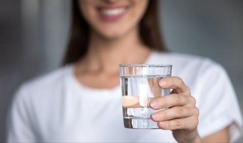 Keluarkan Kafein dengan Minum Air Putih