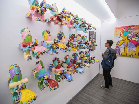 FOTO: Mengagumi Warna-warni Karya Seni Daniel Kho di Pameran Castaneda Factor