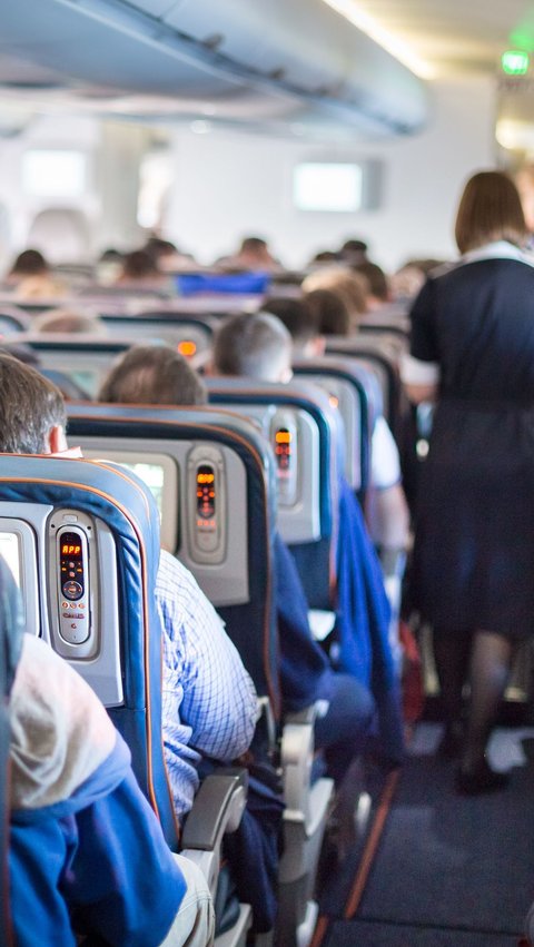 Former Flight Attendant Reveals Dirty Facts About Drinks on Airplanes
