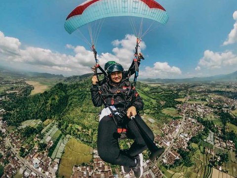 Bupati Ipuk Ikut Terbang Langsung: Seru, Ayo Paralayang di Banyuwangi