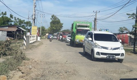 Mustang mengatakan aksi penanaman pohon pisang di tengah jalan dipimpin langsung oleh masing-masing tokoh masyarakat Desa Tanete dan Allukuang. Ia menegaskan warga dua desa bersatu menuntut Pemprov Sulsel untuk segera dilakukan perbaikan.