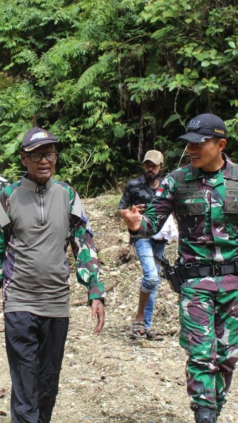 TNI AD Bantu Penuhi Air Bersih di Perbatasan Papua