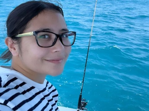 Ekspresi Prilly Latuconsina saat Mancing di Laut Dapat Ikan Besar