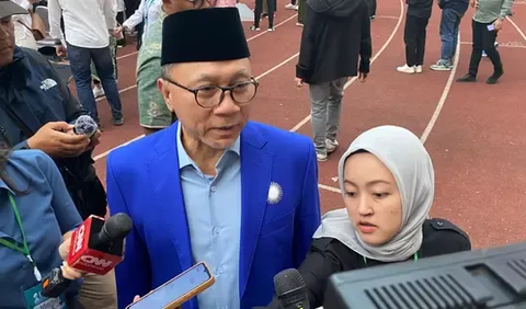 Pantauan di lapangan, Zulhas tampak hadir mengenakan jas PAN berwarna biru lengkap dengan peci.